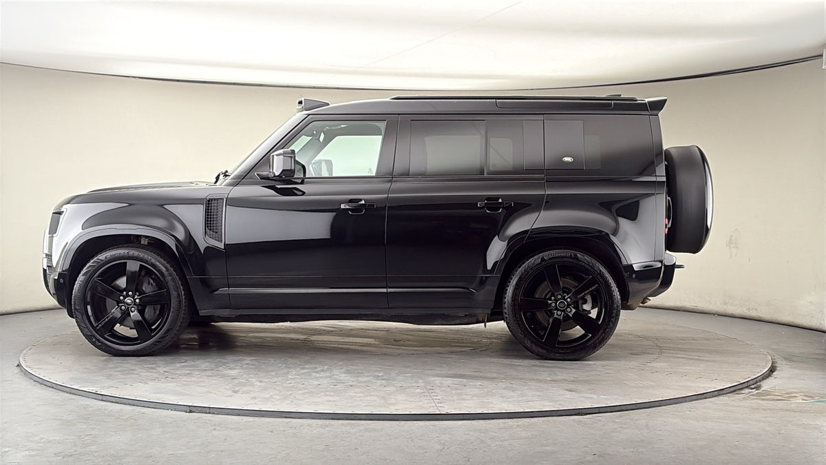 Land Rover Defender 110 Image 15