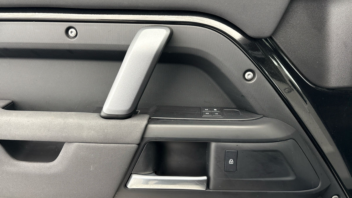 Land Rover Defender 110 Image 19