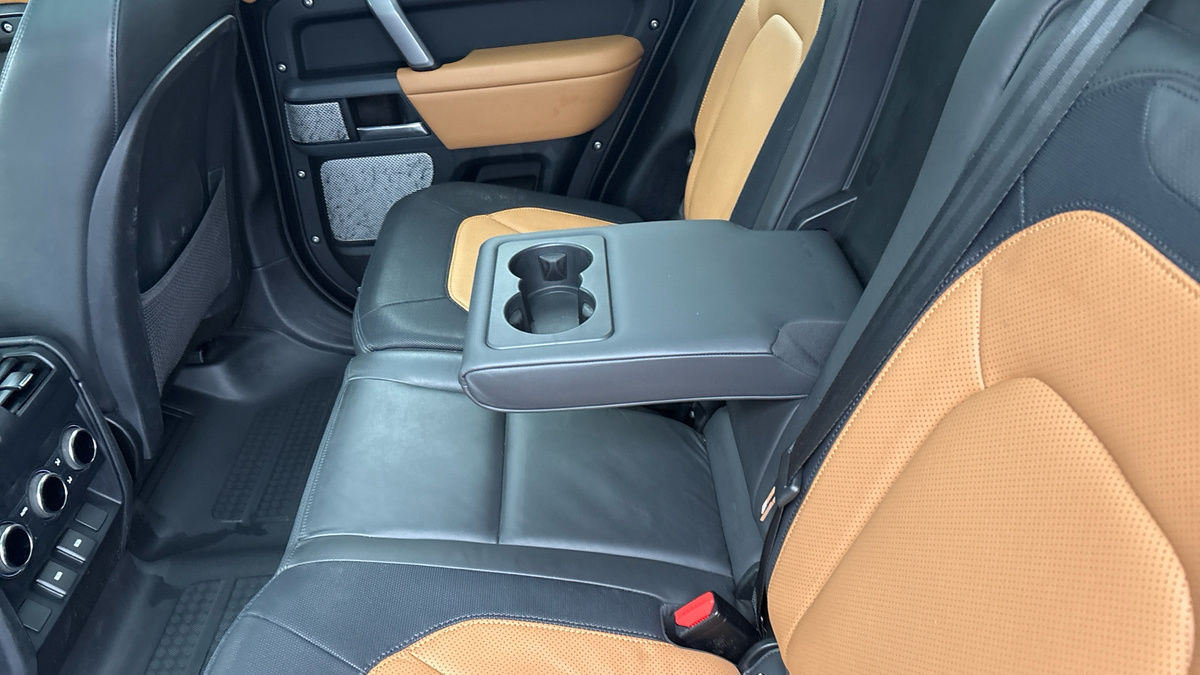 Land Rover Defender 130 Image 9