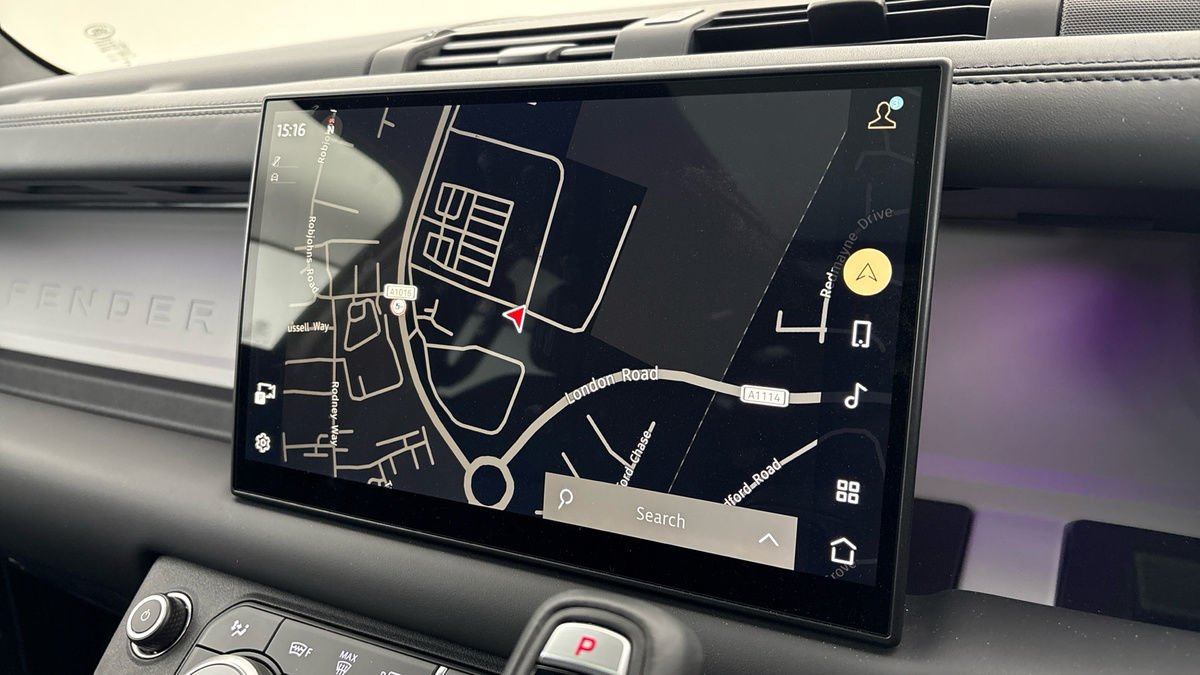 Land Rover Defender 110 Image 17