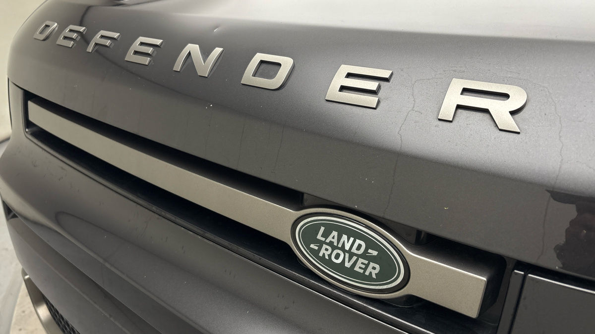 Land Rover Defender 110 Image 24