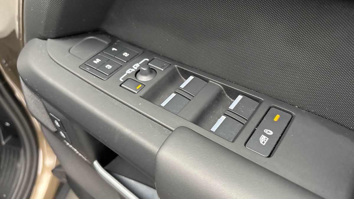 Land Rover Defender 110 Image 25