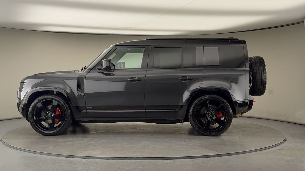 Land Rover Defender 110 Image 15