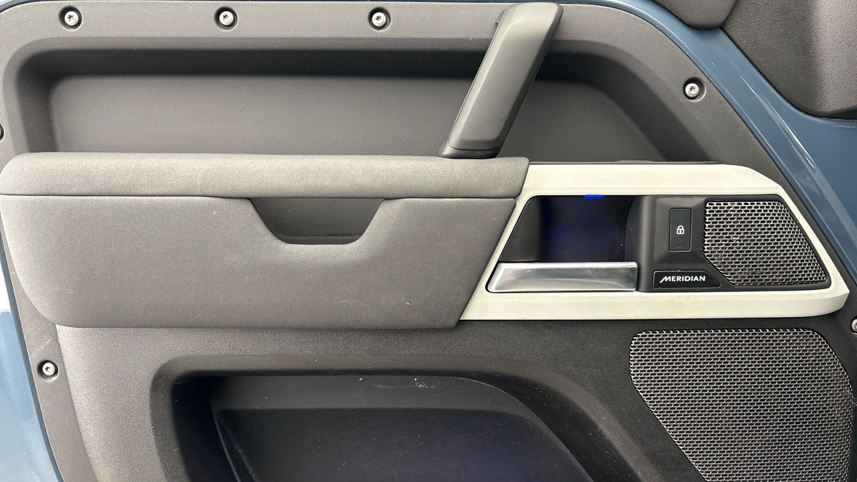 Land Rover Defender 110 Image 19