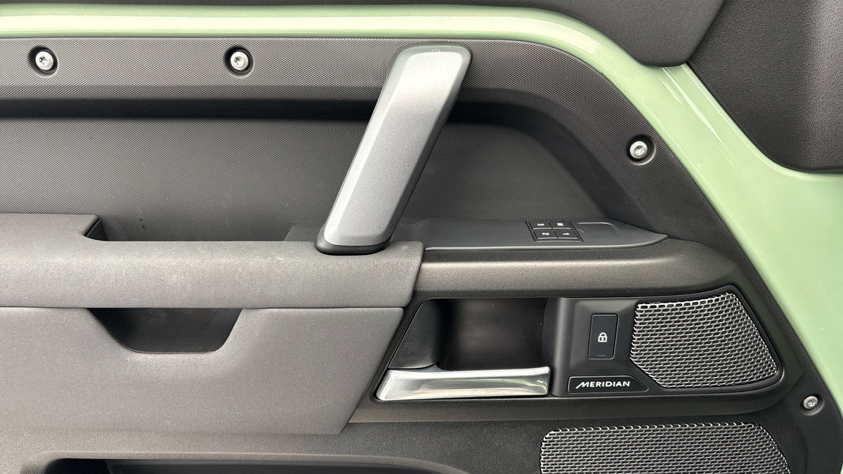Land Rover Defender 110 Image 19