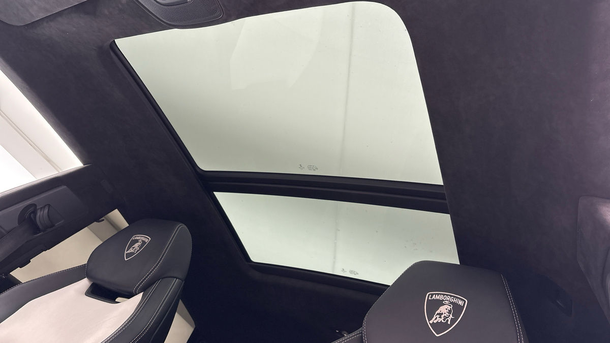 Lamborghini Urus Image 6