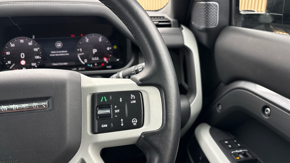 Land Rover Defender 110 Image 14