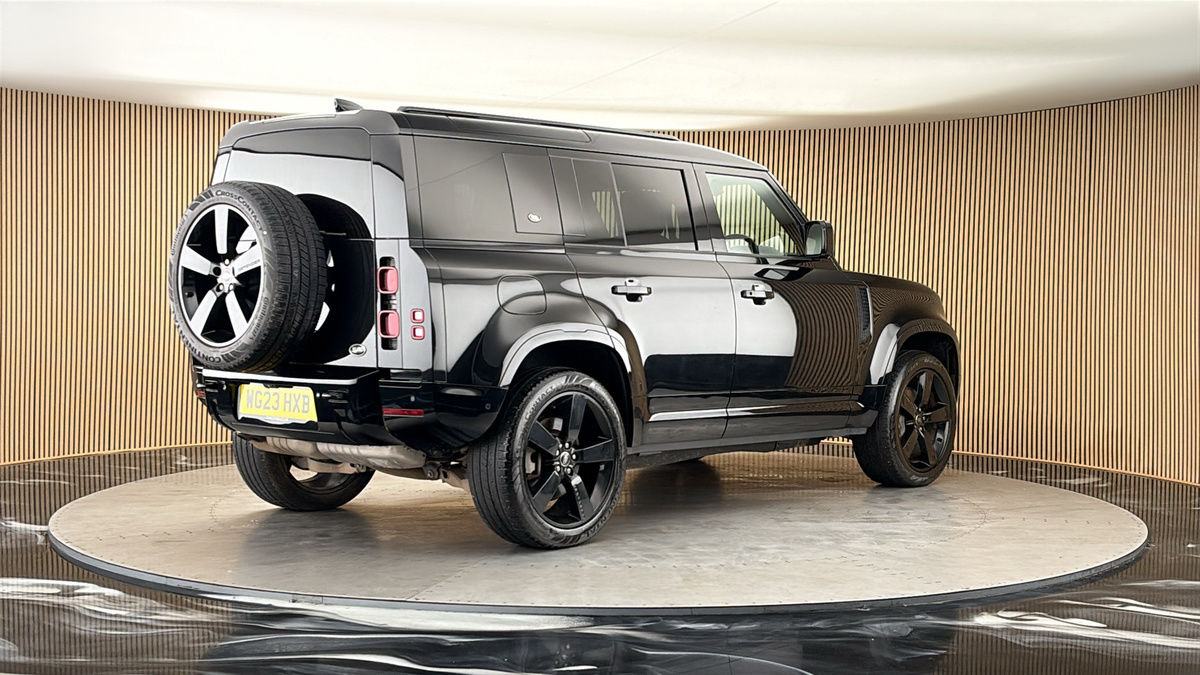Land Rover Defender 110 Image 21