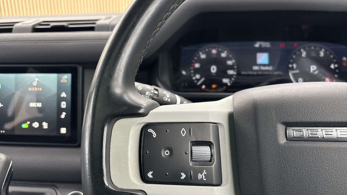 Land Rover Defender 110 Image 13