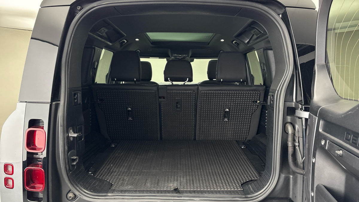 Land Rover Defender 110 Image 11
