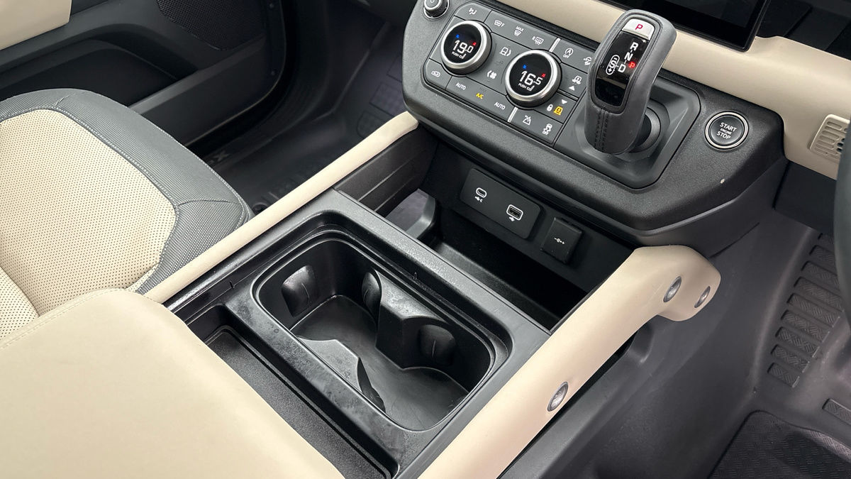 Land Rover Defender 110 Image 18