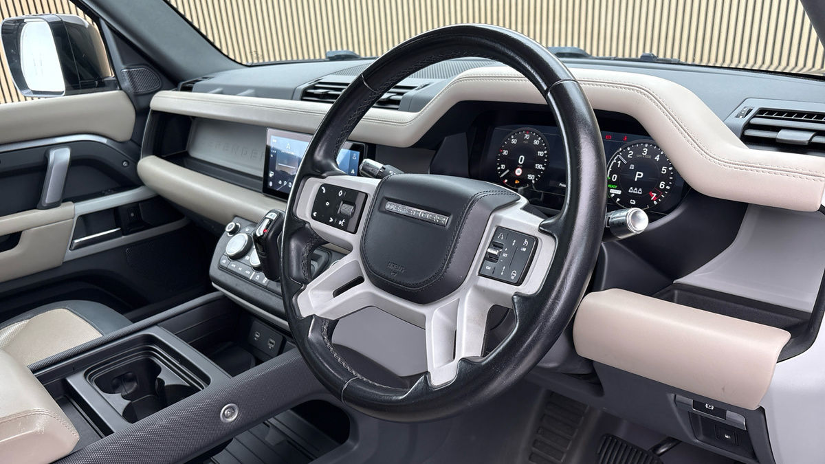Land Rover Defender 110 Image 5