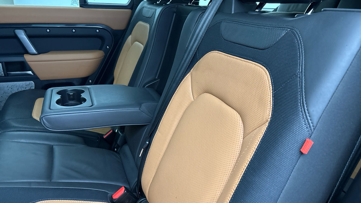 Land Rover Defender 130 Image 9