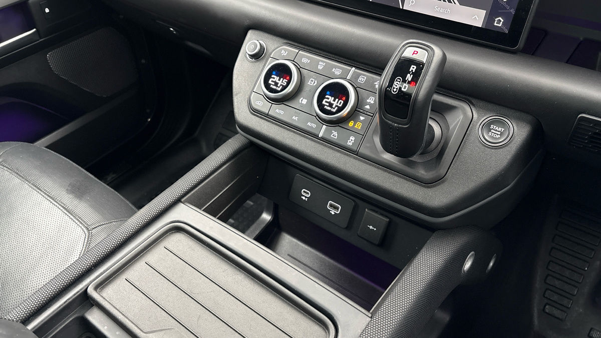 Land Rover Defender 110 Image 18