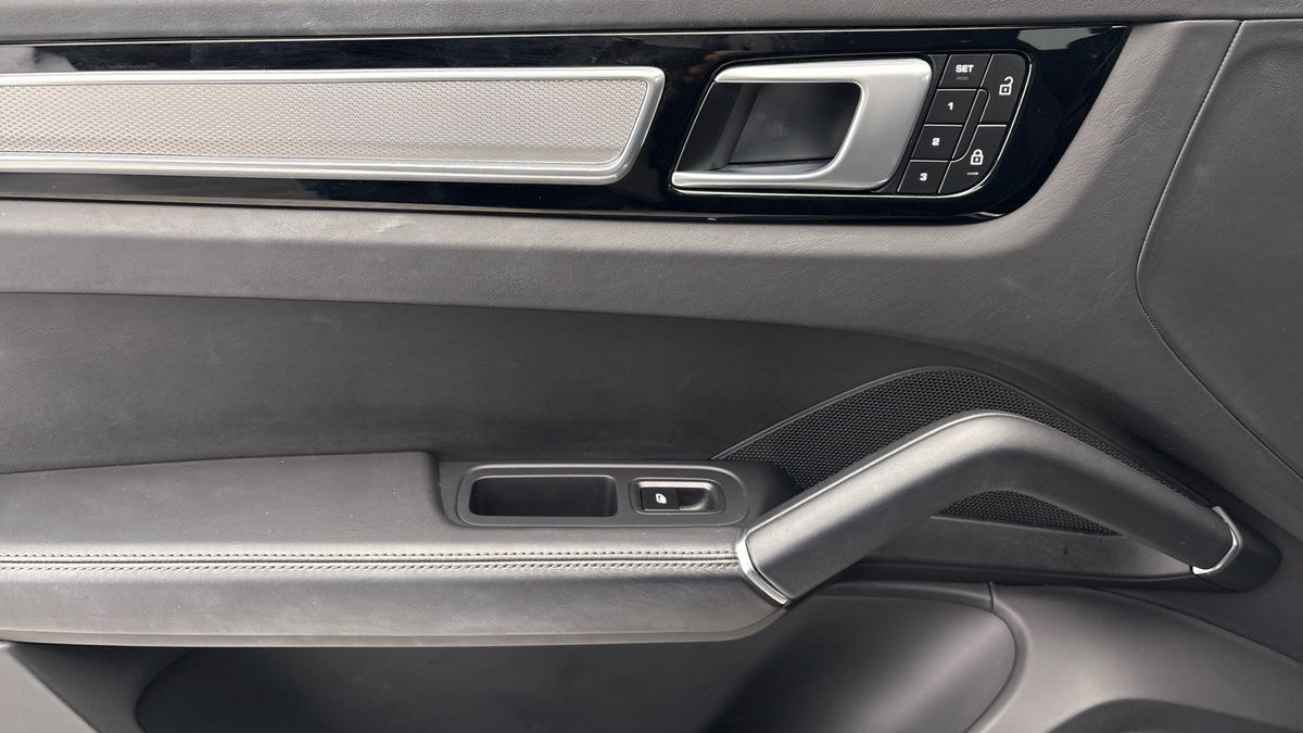 Porsche Cayenne Image 19