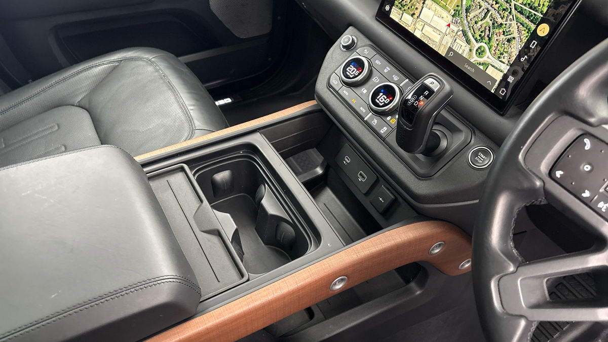 Land Rover Defender 130 Urban Image 18