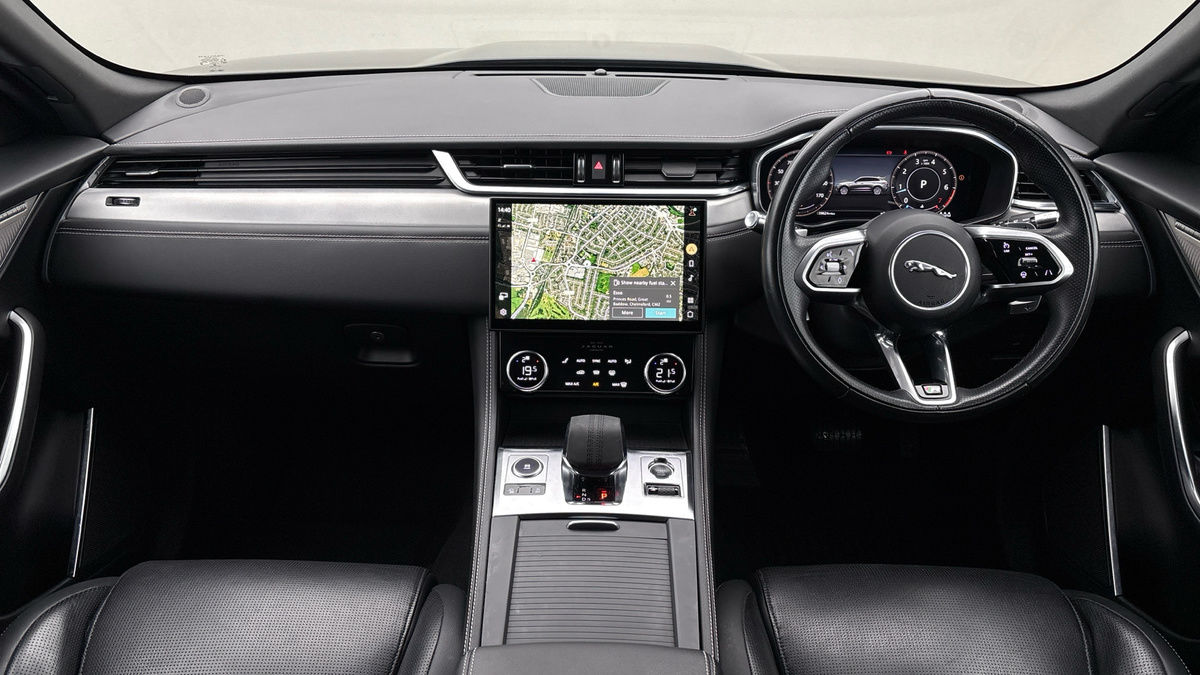 Jaguar F-PACE Image 12