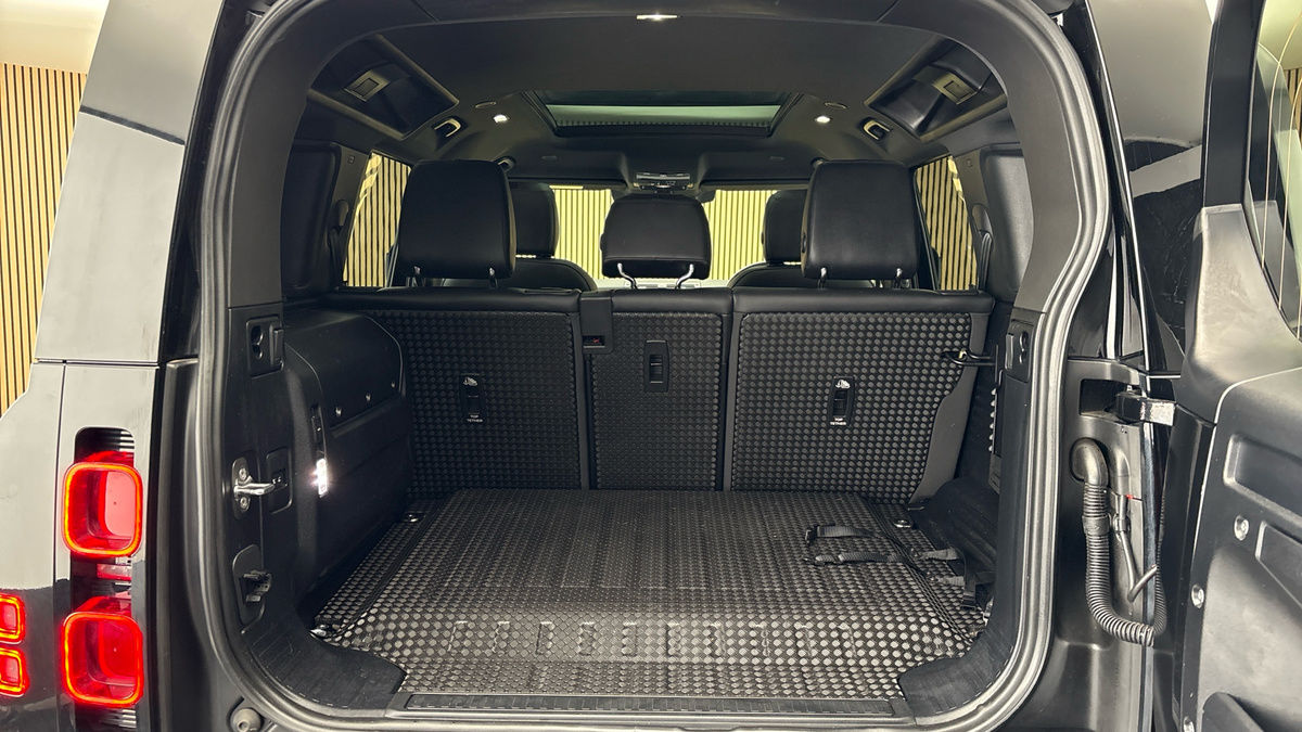 Land Rover Defender 110 Image 11