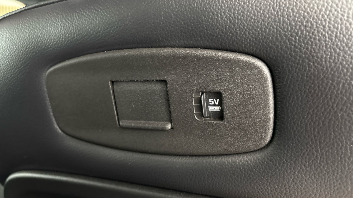 Land Rover Defender 110 Image 27