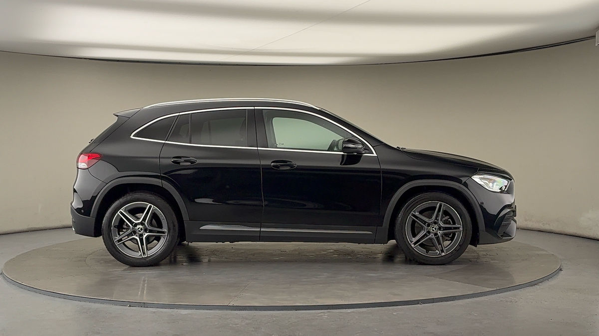 Mercedes-Benz GLA Image 16