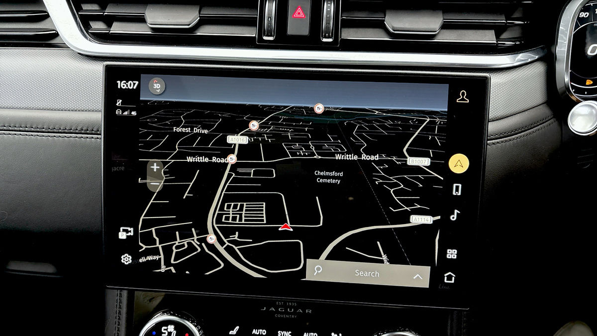 Jaguar F-PACE Image 17