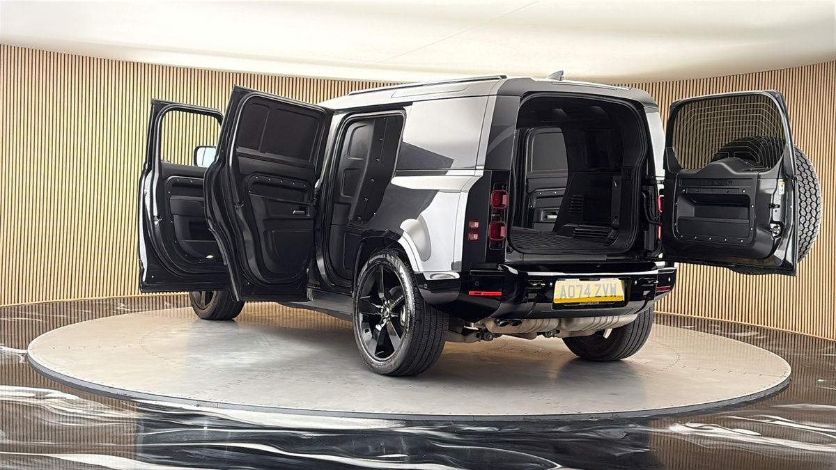 Land Rover Defender 110 Image 23