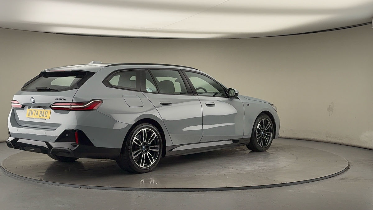 BMW 5 Series Image 21