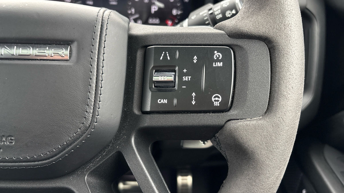 Land Rover Defender 110 Image 14