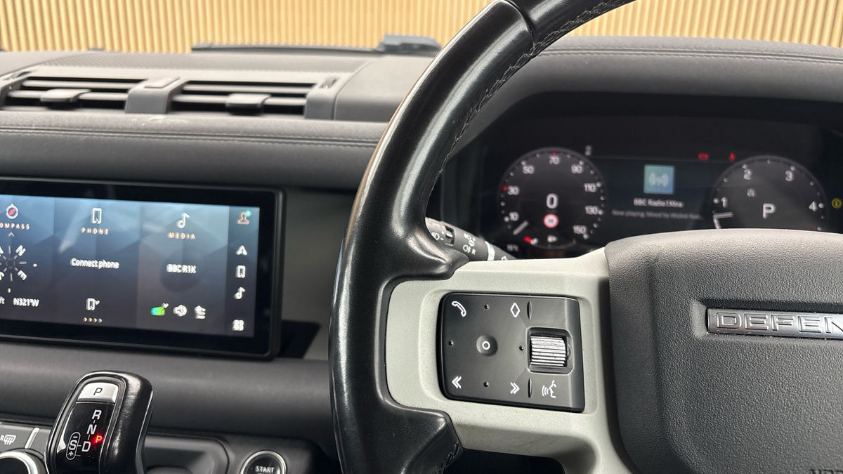 Land Rover Defender 110 Image 13