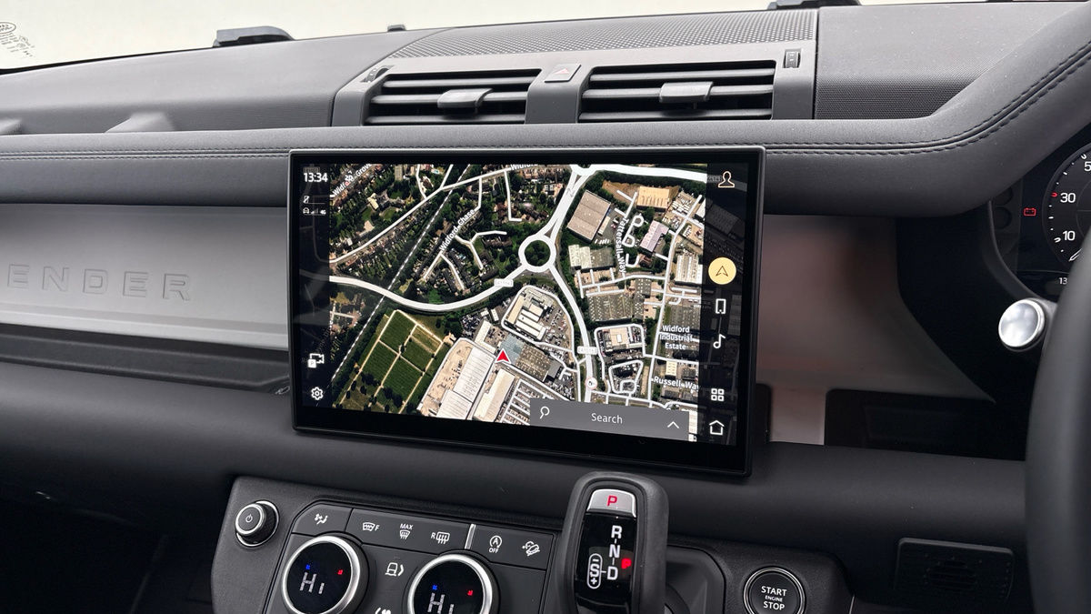 Land Rover Defender 110 Image 17