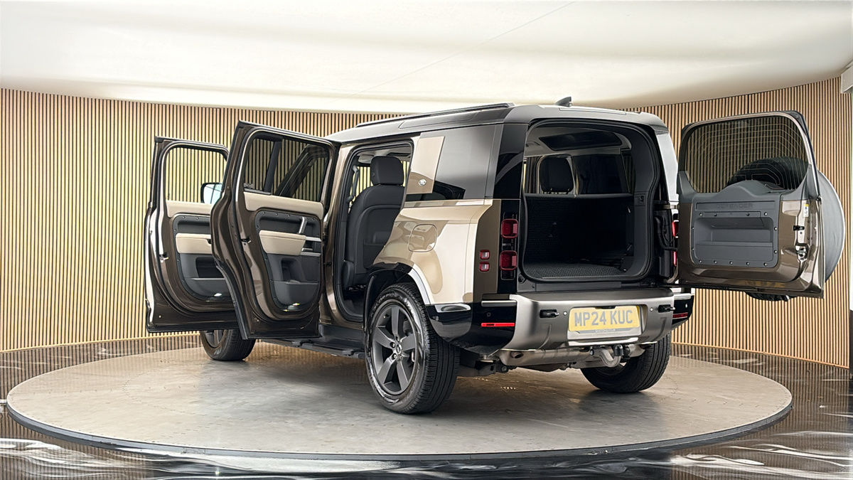 Land Rover Defender 110 Image 23
