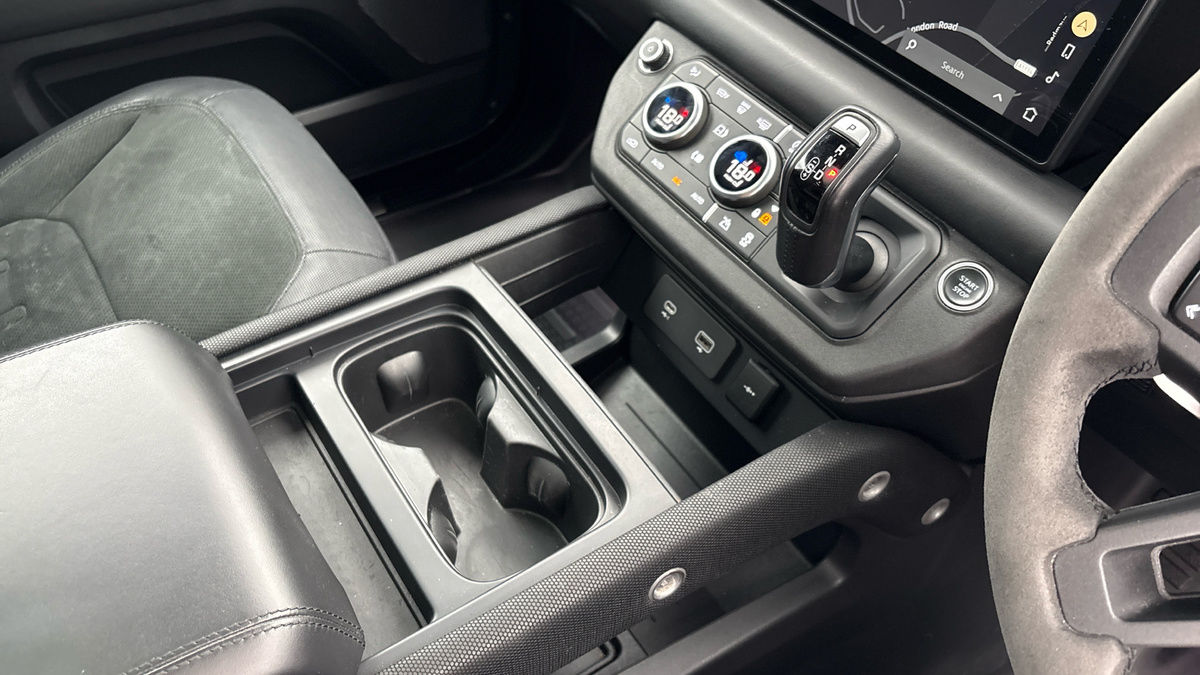Land Rover Defender 90 Image 18