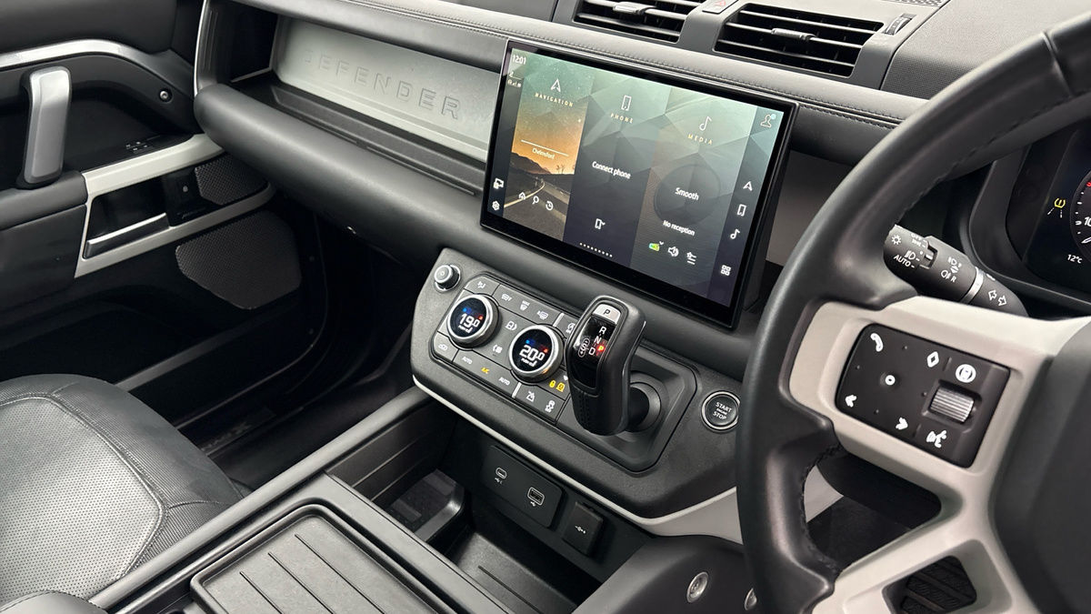 Land Rover Defender 130 Image 18