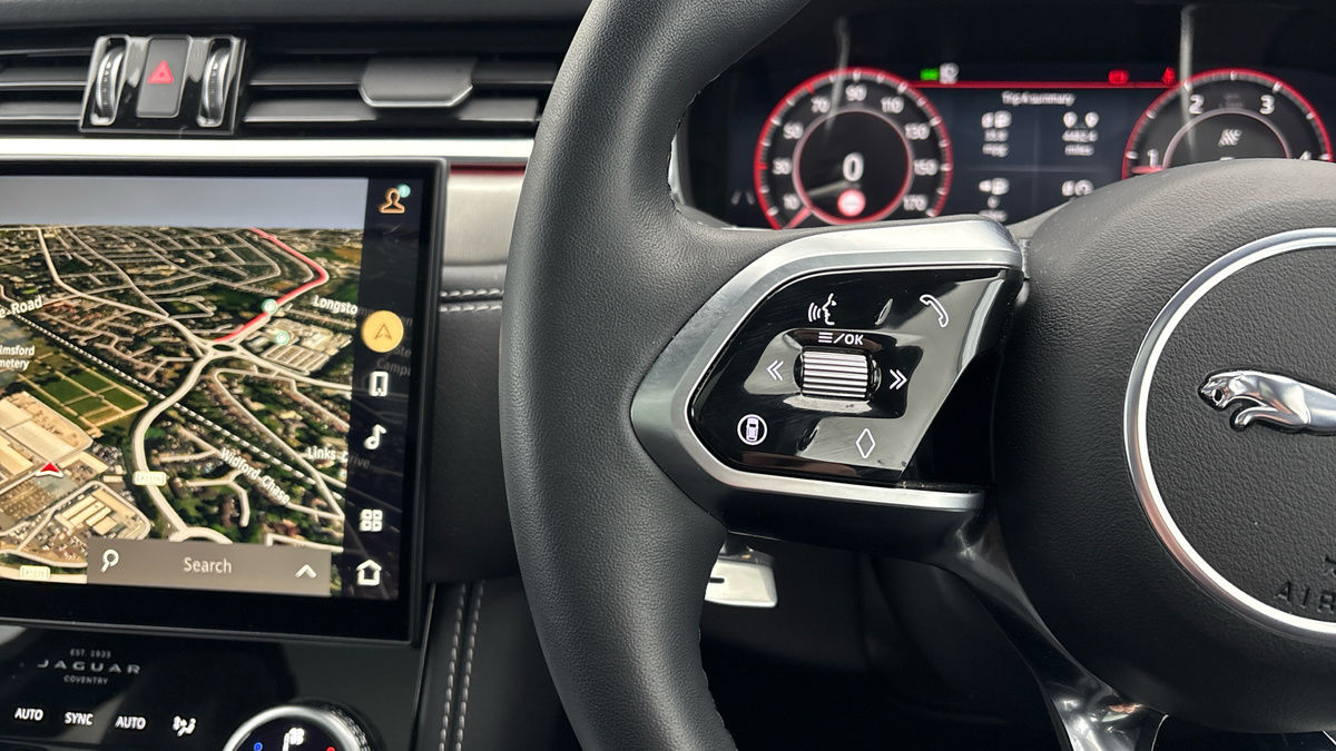 Jaguar F-PACE Image 13