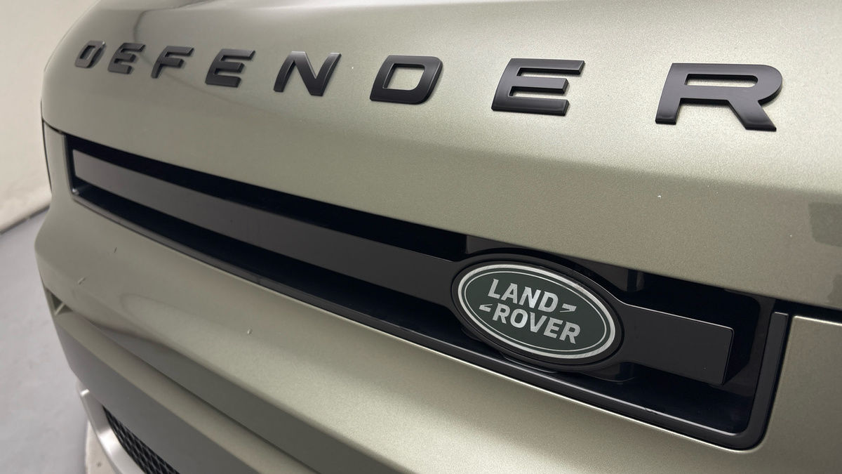 Land Rover Defender 110 Image 24