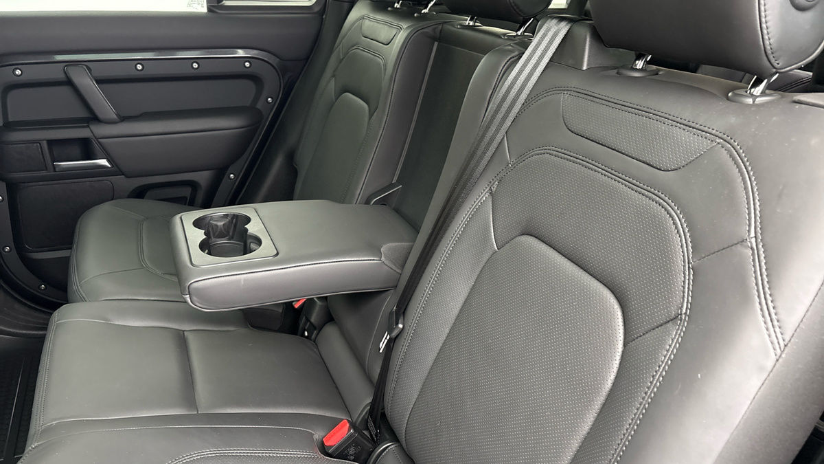 Land Rover Defender 110 Image 9