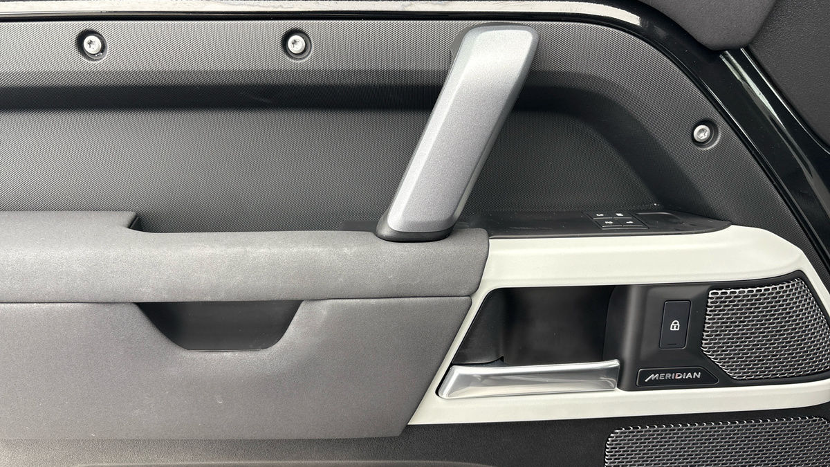 Land Rover Defender 110 Image 19
