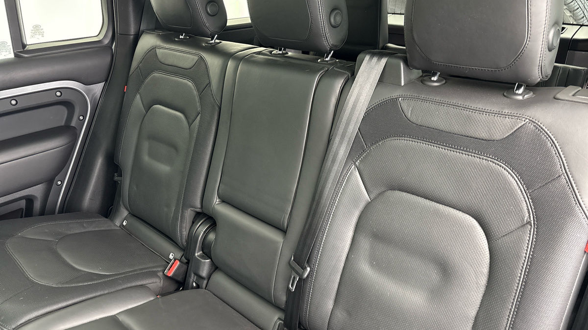 Land Rover Defender 110 Image 8