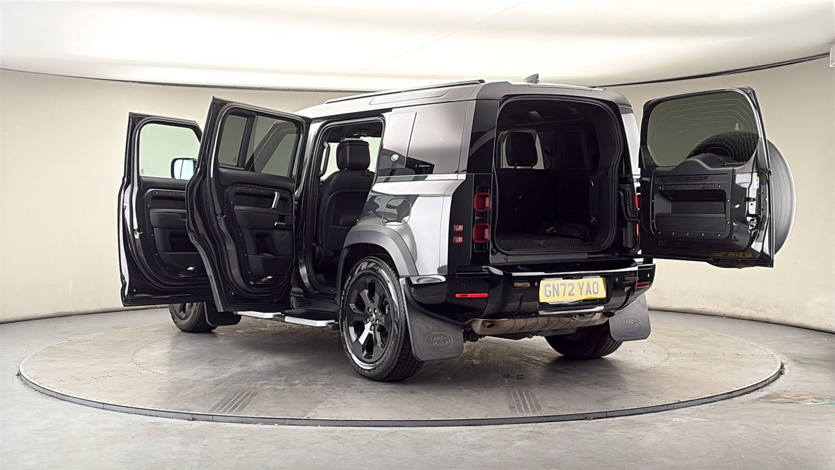 Land Rover Defender 110 Image 23