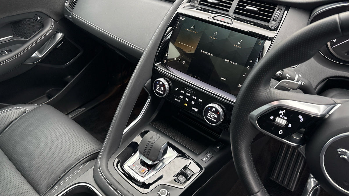 Jaguar E-PACE Image 18