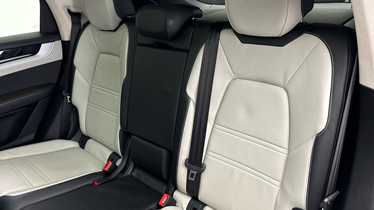 Porsche Cayenne Image 8