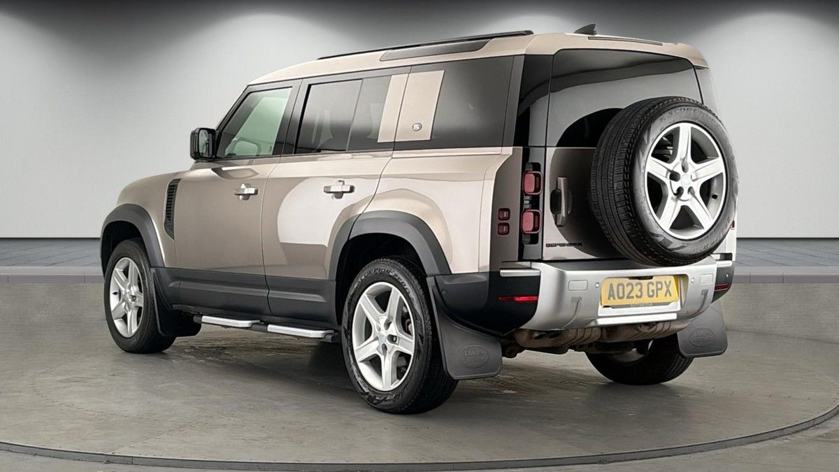 Land Rover Defender 110 Image 2