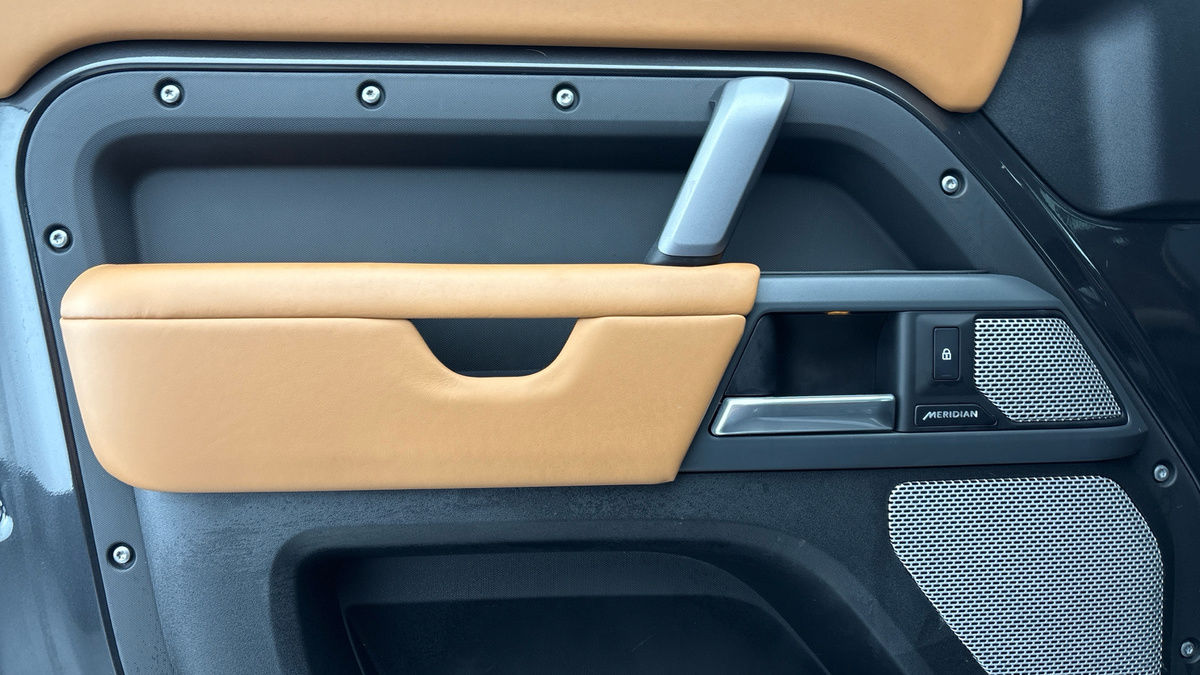 Land Rover Defender 130 Image 19