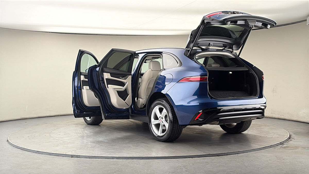 Jaguar F-PACE Image 23