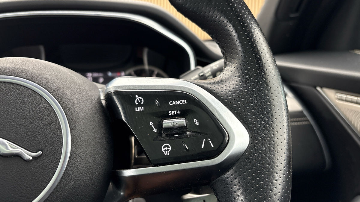 Jaguar F-PACE Image 14