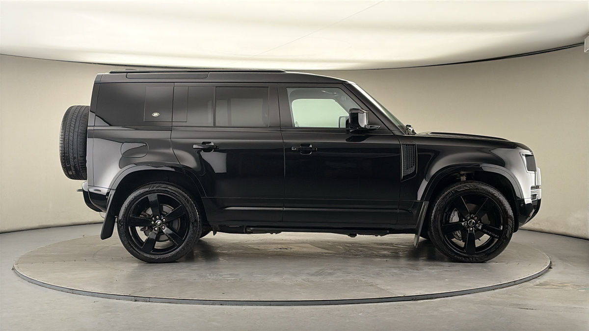 Land Rover Defender 110 Image 16