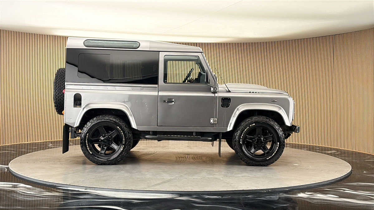 Land Rover Defender 90 Image 16