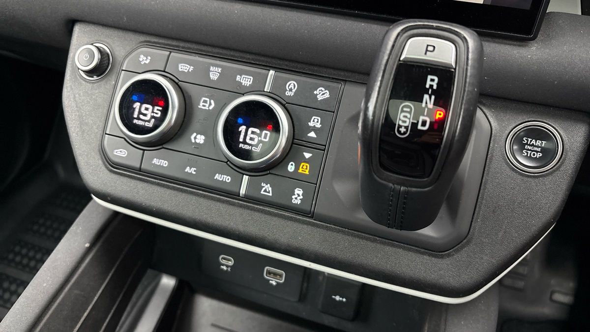 Land Rover Defender 130 Image 25