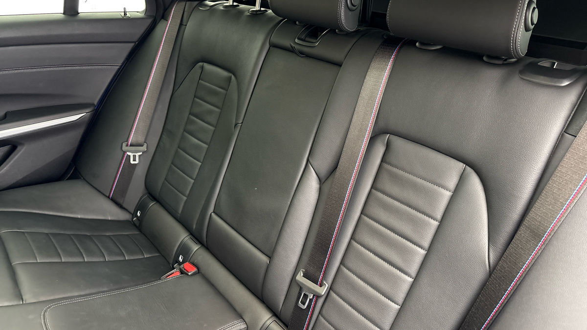 BMW 3 Series Image 8