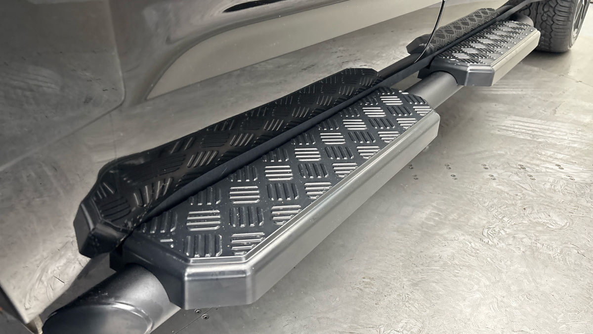 Land Rover Defender 130 Urban Image 25